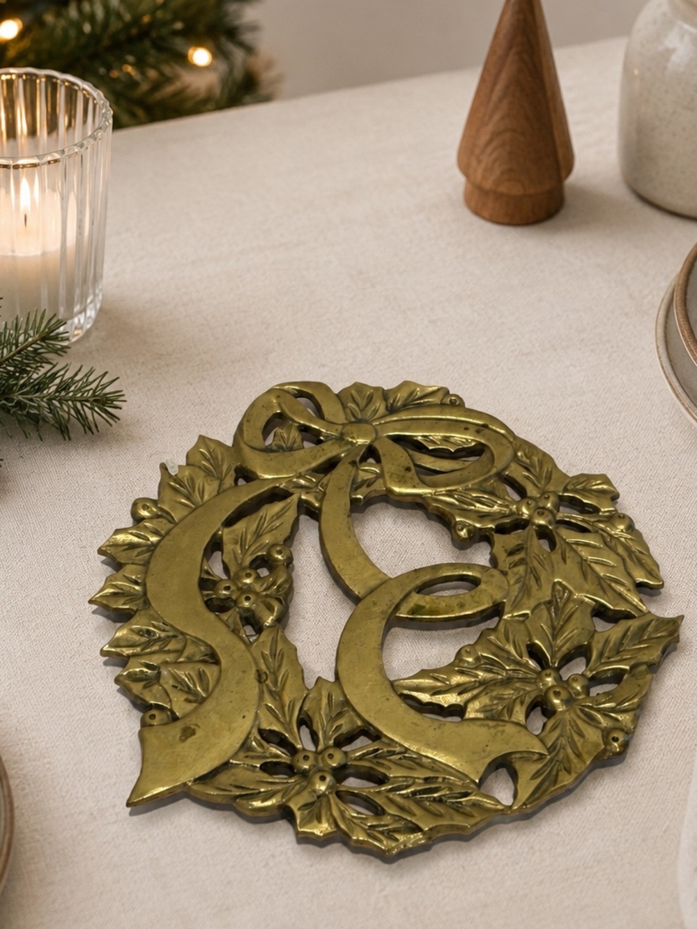 VINTAGE CHRISTMAS TRIVET GOLD TONE HOLLY WREATH
